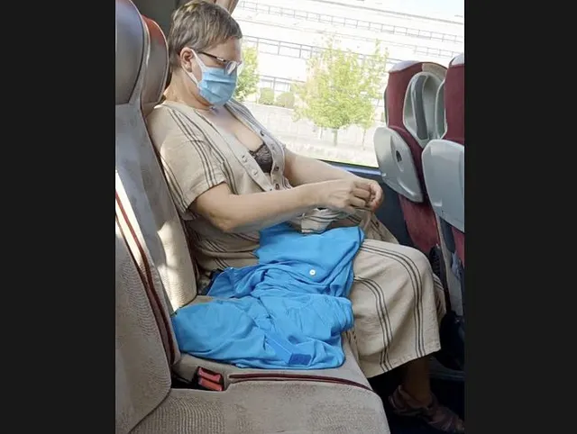 Kleiderwechsel und Orgasmus mit gekreuzten Beinen im Bus