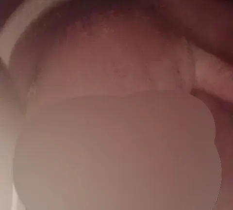 Ich spritze gerade, und mein Finger fühlt sich wohl in den Löchern