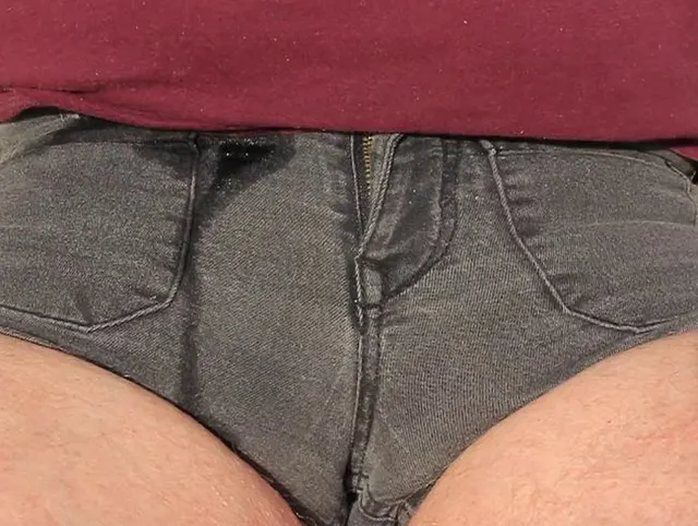 Drei graue Hotpants am Balkon mehrfach eingenässt (Fun in the sun)