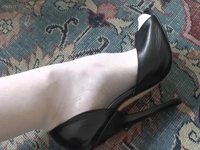 Wichsaufgabe des Tages: Spritze ab auf meine Heels Füße Teil 10