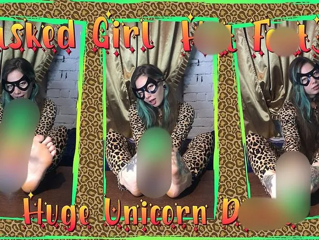 Maskiertes Alt Girl, heißer Footjob, riesiger Einhorndildo. Cosplay, Footjob, großer Dildo
