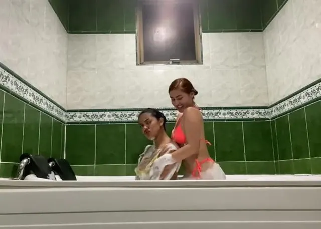 LASST UNS NACKT MIT DEM SCHAUM IN DER WANNE SPIELEN
