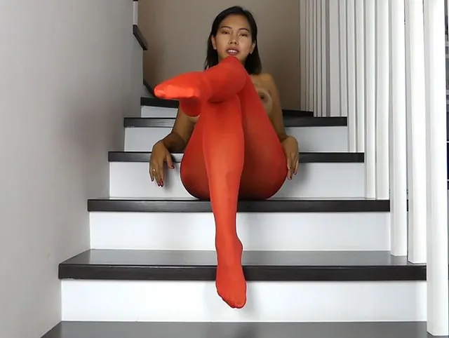 In roter Strumpfhose mit grossem Dildo selbst gefickt