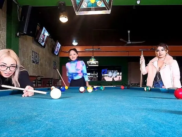 DAS GESCHIEHT, WENN 3 MÄDCHEN ZUSAMMENKOMMEN, UM BILLARD ZU SPIELEN