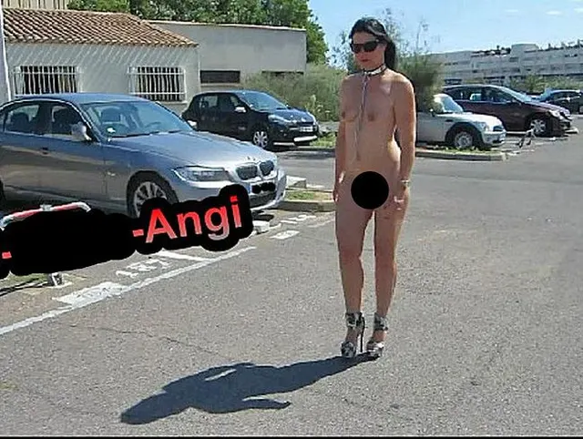 So Krass... Provokativ spaziert Luder-Angi nackt auf dem Parkplatz...