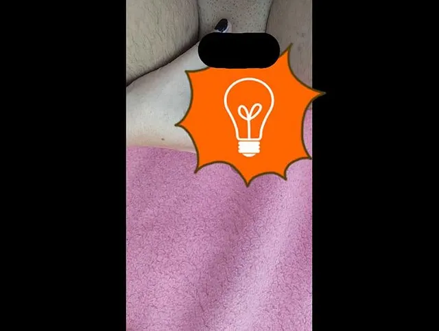Sie geht ihm zur Hand..   oder so