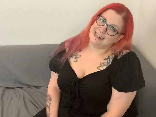 Blowjob auf der Couch, in den Mund gespritzt
