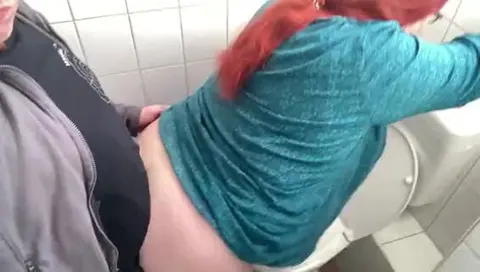 Doggy Fick auf dem WC mit viel Bauchwackeln und geilem Orgasmus (123)