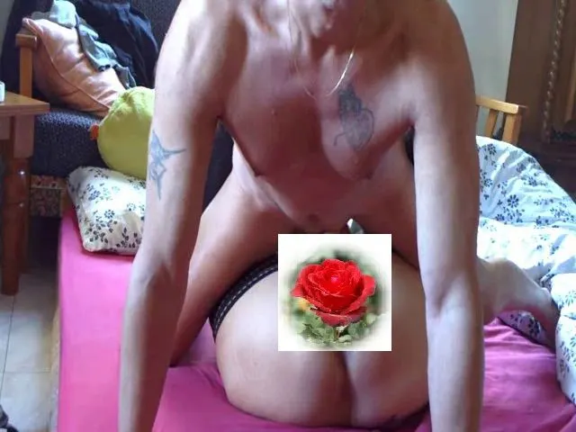 Mit dem Schwanz die vollgespritzte Fotze massiert!