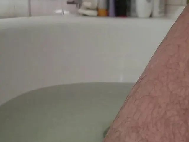 Setz dich hin! Oder fick dich halt selbst. Ist mir auch recht. Hauptsache, dass Wasser kühlt nicht..
