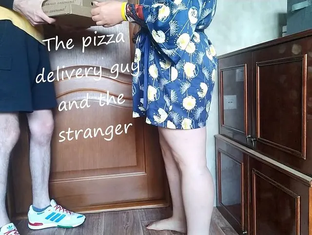 Gibt einem Pizzaboten einen Handjob statt Trinkgeld