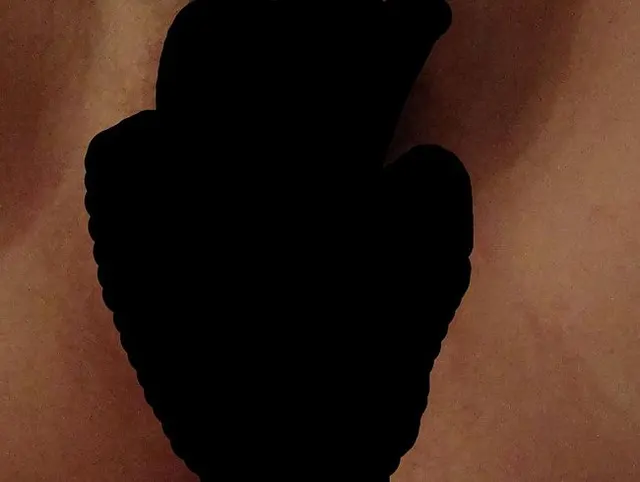 Fotze mit Dildo bearbeitet