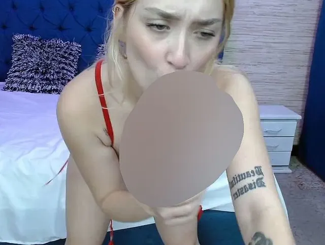 Exklusiver Moment mit einer Blondine mit weißer Haut und zarteren Dessous