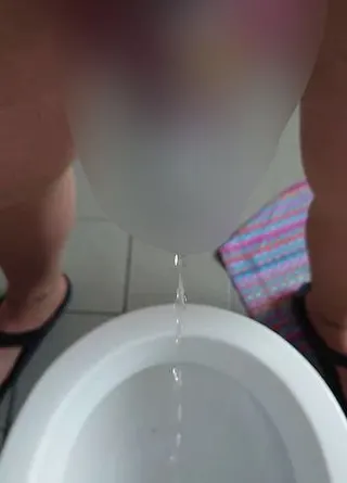 Pissen im Peniskäfig mit Katheter in Strumpfhose