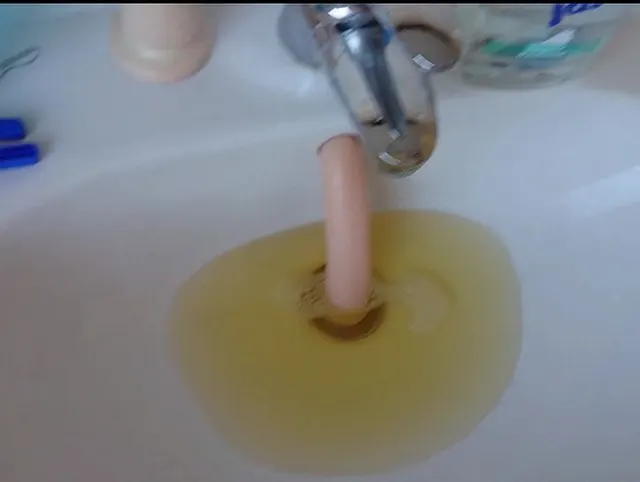 Schamhaare stutzen mit Pisse