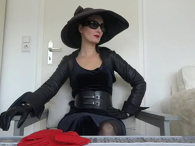 Elegante Hutlady