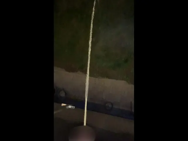 am Frühen Morgen mit vollem Druck vom Balkon gepisst