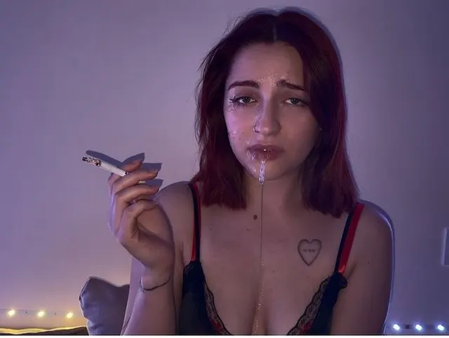 Ich rauche mit Sperma im Gesicht