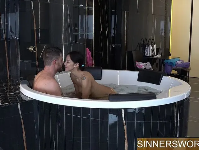 Valentinstag-Jacuzzi-Creampie – intensives Orgasmusfest mit Latina Veronica