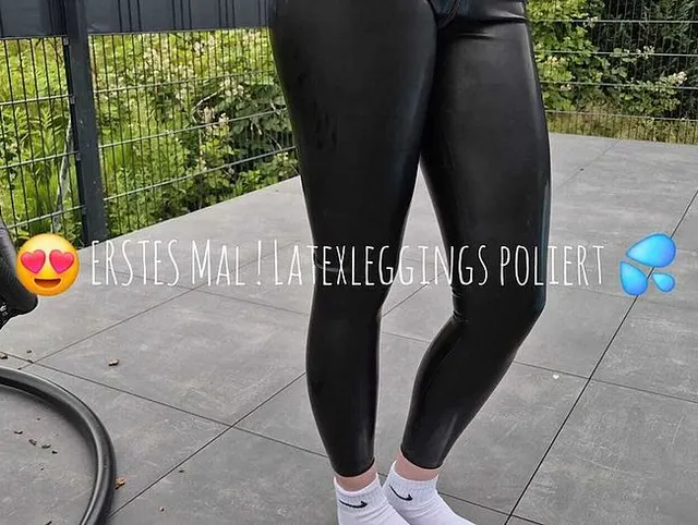 Latexleggings poliert ! Meine erste Latexleggins für dich Outdoor poliert !