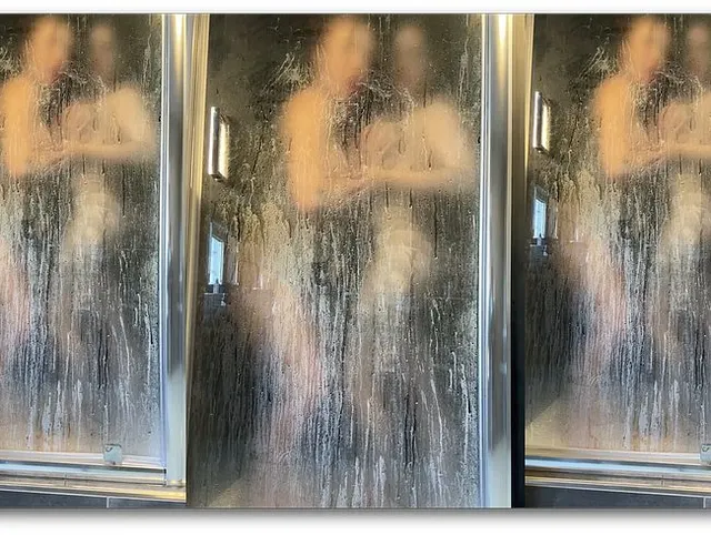 Zwei Silikonkörper in der Dusche – feucht, wild, geil