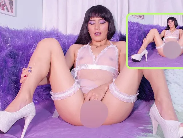 Alesa spreizt ihre Beine und masturbiert für ihr gesamtes Publikum