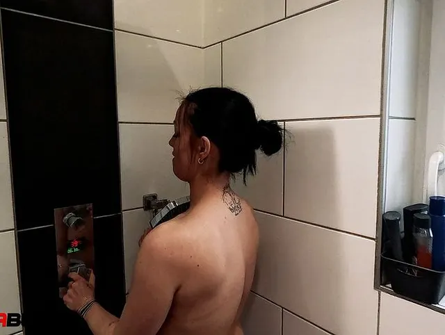 Schau mir zu wie ich meine geile Pussy für dich Rasiere