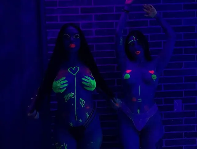 TWERK MIT GEMALTEN FREUNDEN