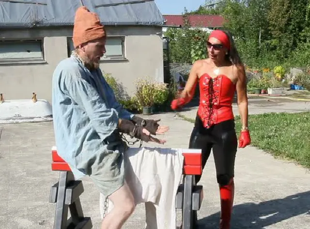 Ein Pferdedieb wird streng verhört..