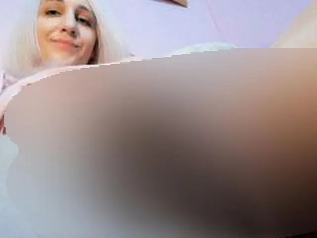 Nettes blondes jugendlich haariges Necken und schnelle Masturbation vor Schulbeginn