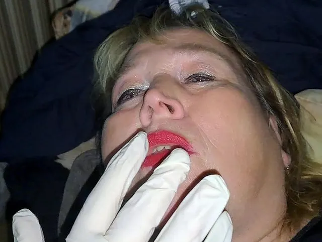 Masturbation mit Latex- Handschuh