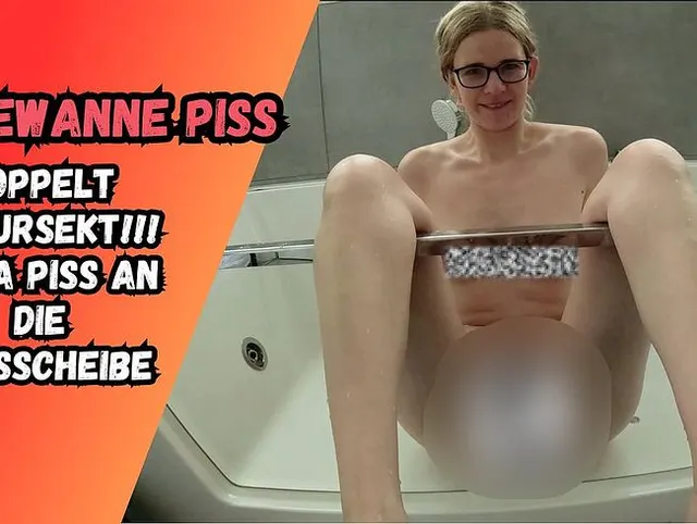 Perverser Doppepiss in Glasbadewanne! Die Schlampe wird angepisst!