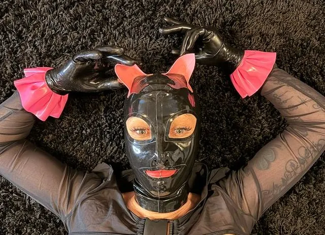 Mit Latex Maske den schönen Schwanz geblasen und viel Sperma rausgeholt