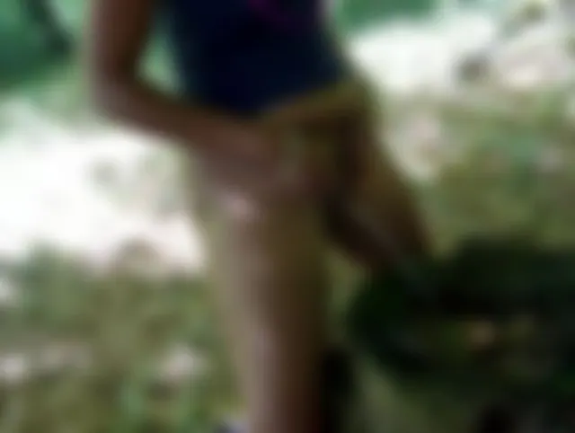 Outdoor im Wald spritzt mir die Pisse raus