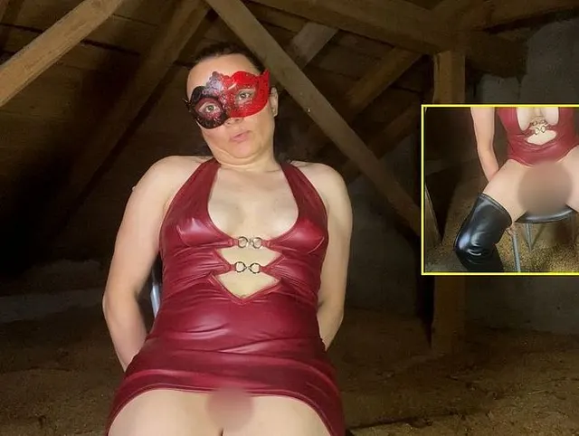 Heiße Spiele in Latex auf dem Dachboden
