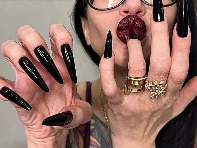 Schwarze, lange Nägel, scharfe Krallen, lange Finger und Hände, die verehrt werden