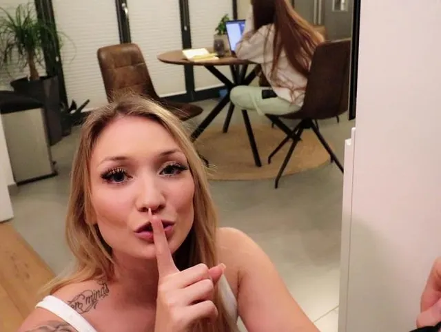 PSSST! Heimlicher Blowjob hinter Liahs Rücken