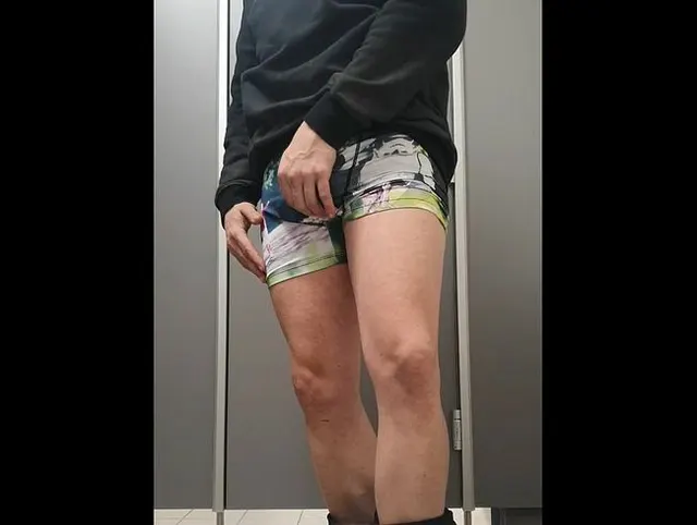 Auf öffentlicher Toilette schnell mal entblößt und abgespritzt! Public Toilet Wank