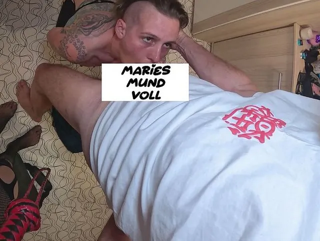 Marie macht den Mund auf und tief dringt der Schwanz in den Hals...