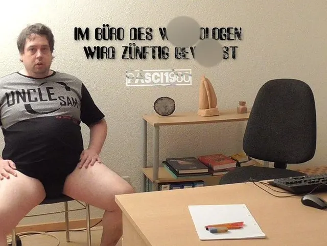 Im Büro des Wichsologen wird zünftig gewichst