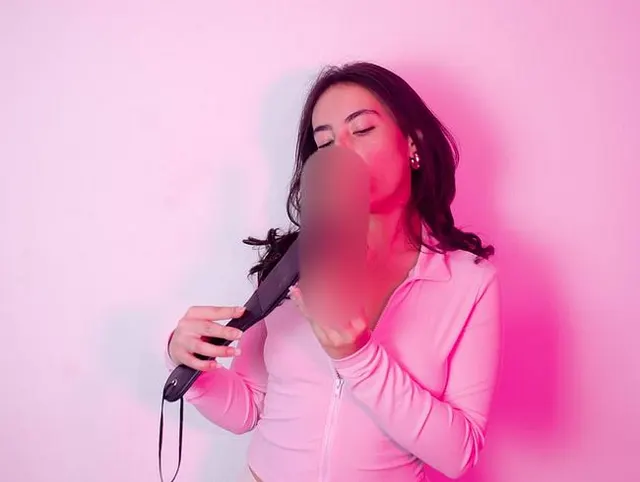 Lina Monsalve dominiert deinen Schwanz mit Ohrfeigen