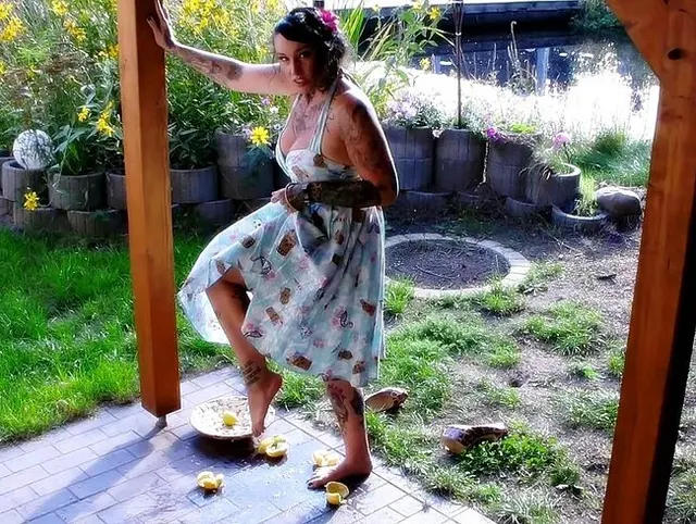 Pretty Crushed Summer - Spritzende Zitrusfrüchte unter nackten Füßen