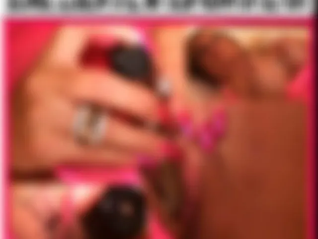 Blonde Lesbenfotze mit dem Vibrator gefickt