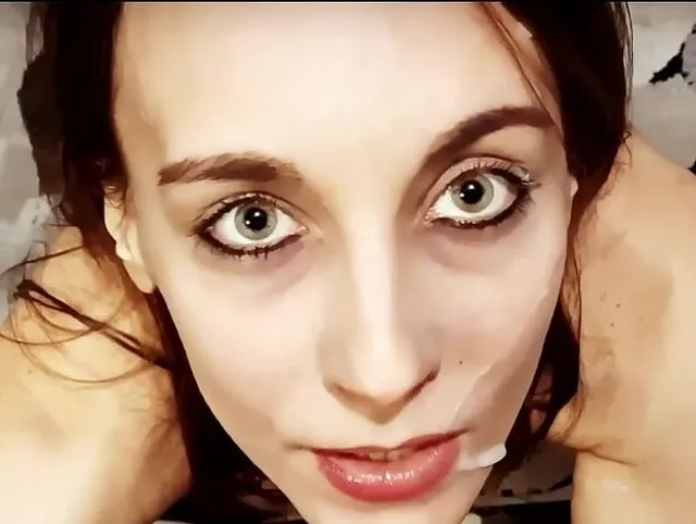 Meine Stiefschwester wollte zum ersten Mal einen Schwanz schmecken. Ich gab ihr auch etwas Sperma in den Mund und eine Gesichtsbehandlung
