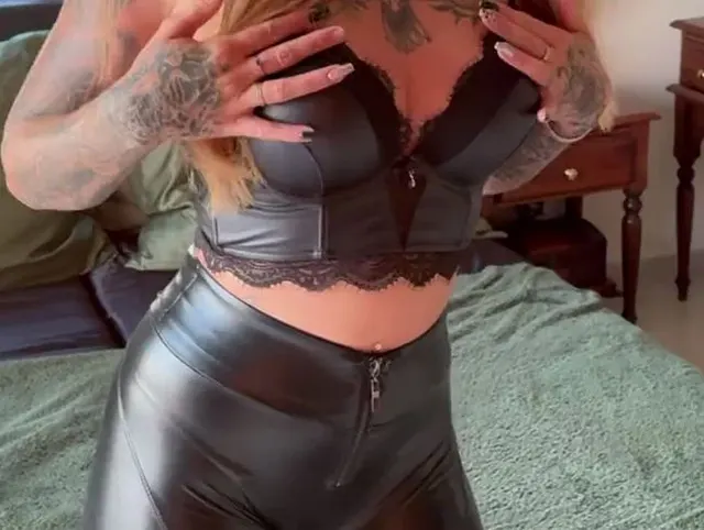 Ich bringe mich mehrmals selber zum kommen in meinen engen Lederleggings