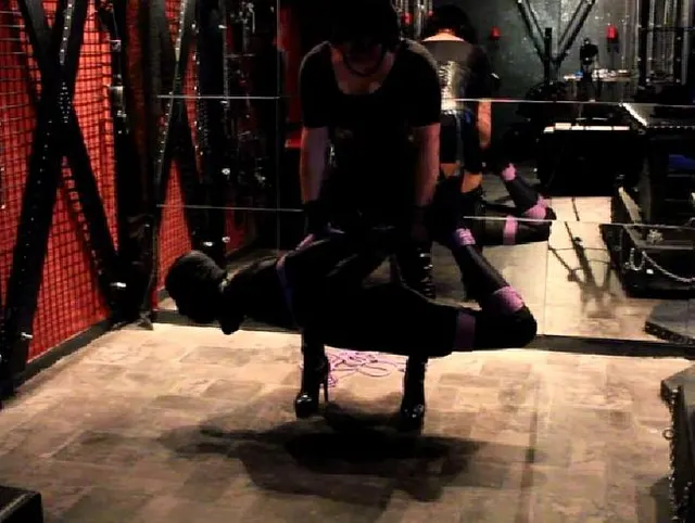 Lady Bonda fesselt Zentai-Sklave "Hogtied"