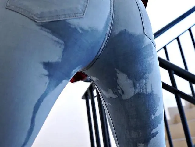 KLEINE BLASE, GEBROCHENE AUFZUGSJEANS, DIE VOR MEINEN NACHBARN NÄSST UND PISSWALK