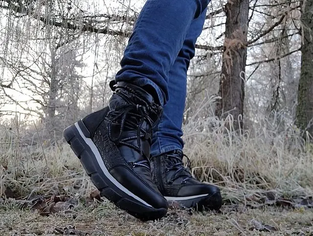 Pipi outdoor bei FROST in sexy Moonboots!