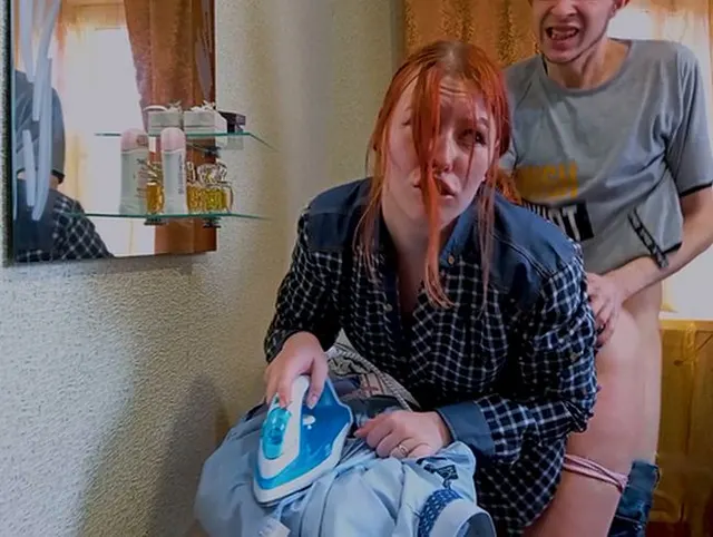 Hart gefickt mit einem CREAMPIE für ein schlecht gebügeltes Hemd