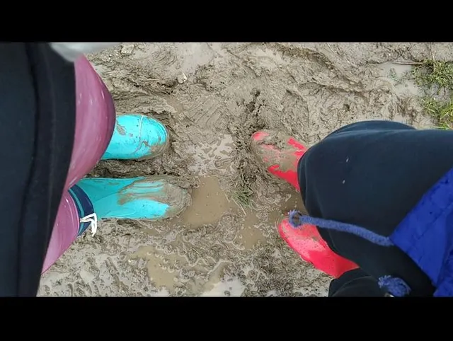 Gummistiefel Duo im Matsch LECK UNSERE STIEFEL SAUBER